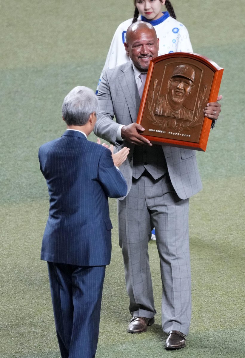 Alex Ramírez, en la madrugada de este miércoles fue exaltado oficialmente al Salón de la Fama del Béisbol Japonés, luego de recibir la placa que lo acredita como el primer latinoamericano en obtener este honor.
Vía <a href="/CardenasSportsM/">Cárdenas SportsMedia</a>
