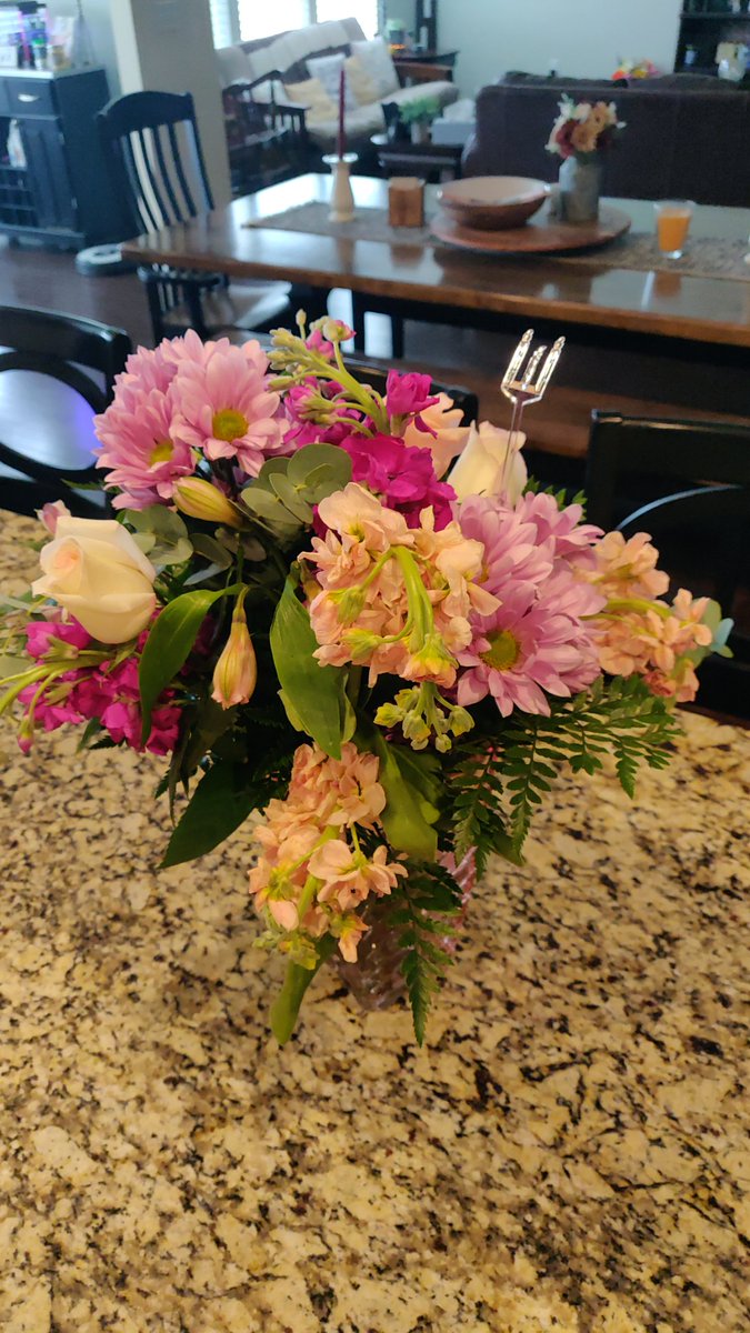 BradinTN's tweet photo. Great job, @Teleflora. Ordered my wife flowers for our anniversary. The premium bouquet I ordered on the left versus what she received on the right. When I contacted support, I got a $24 refund and a $25 coupon that will never be used. https://t.co/08BTWfX8ah