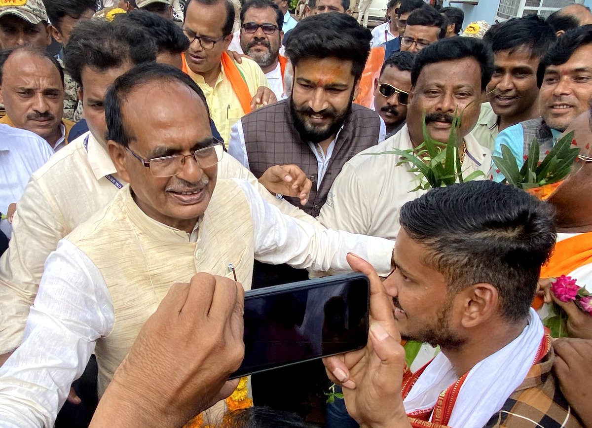 yojit_chouhan's tweet image. 🌹l मध्यप्रदेश के लाडले मुख्यमंत्री श्री @ChouhanShivraj जी के सिवनी आगमन पर उनके द्वारा सभी को दिये गये प्यार व नगर को दी गयी सौगातों हेतु धन्यवाद... 🙏🏻🇮🇳🚩💐

🚩🙏🏻जय भाजपा,विजय भाजपा🙏🏻🇮🇳🚩💐
@BJP4MP 
@CMMadhyaPradesh 
@MPBJYM 
@vaibhavpawarmp 
@BJYM4SEONI 
@Yuvrajbjym  💐💐💐