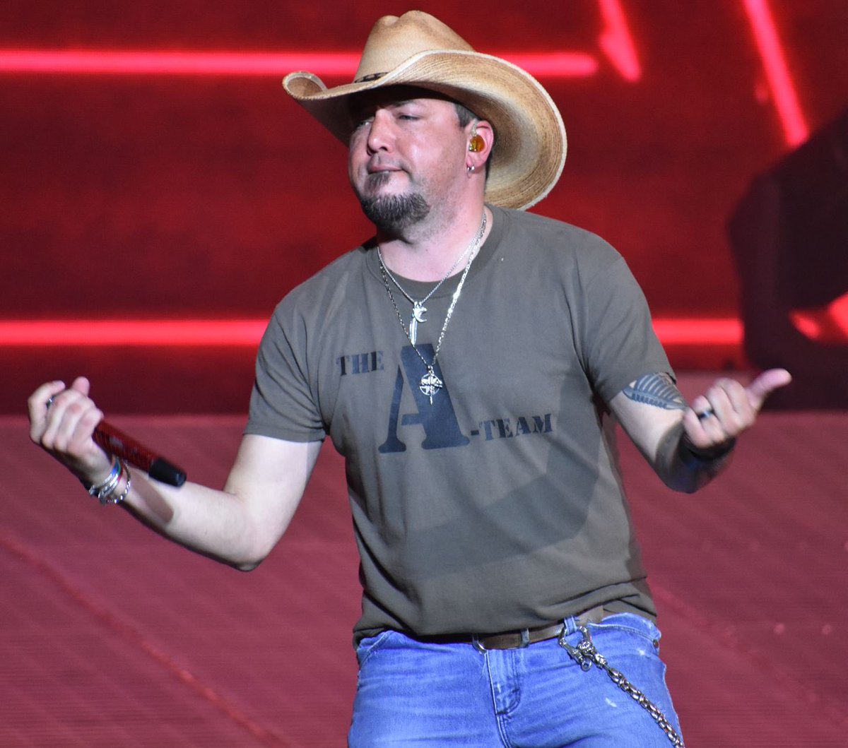 poundsmith2's tweet photo. Jason Aldean looks like he fucks with his socks on. 

Jason Aldean looks like he’d yell “do you know who my dad is” during mildly rough sex. 

Jason Aldean looks like he’d break the second controller if you were beating him at Mario Kart.

Jason Aldean looks like a shitgibbon. https://t.co/trUY1Q1sJK