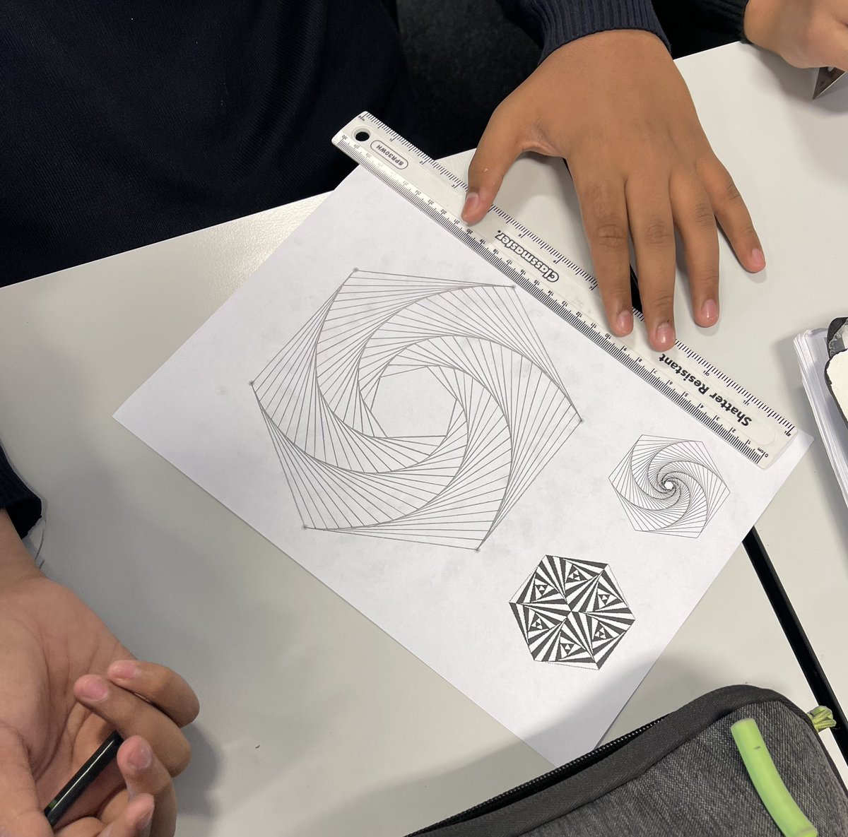 dixonsma_maths's tweet photo. Bit of cross-curricular work looking at The “Predatory Bugs” problem and Pursuit Curves with 9.3 today bringing in @dixonsma_art 🎨🖌️🖼️

Enrichment right up until the last second of the year. 💪🏼

@Dixonsma_2027 @DixonsMA https://t.co/HLrjkrzO6Y