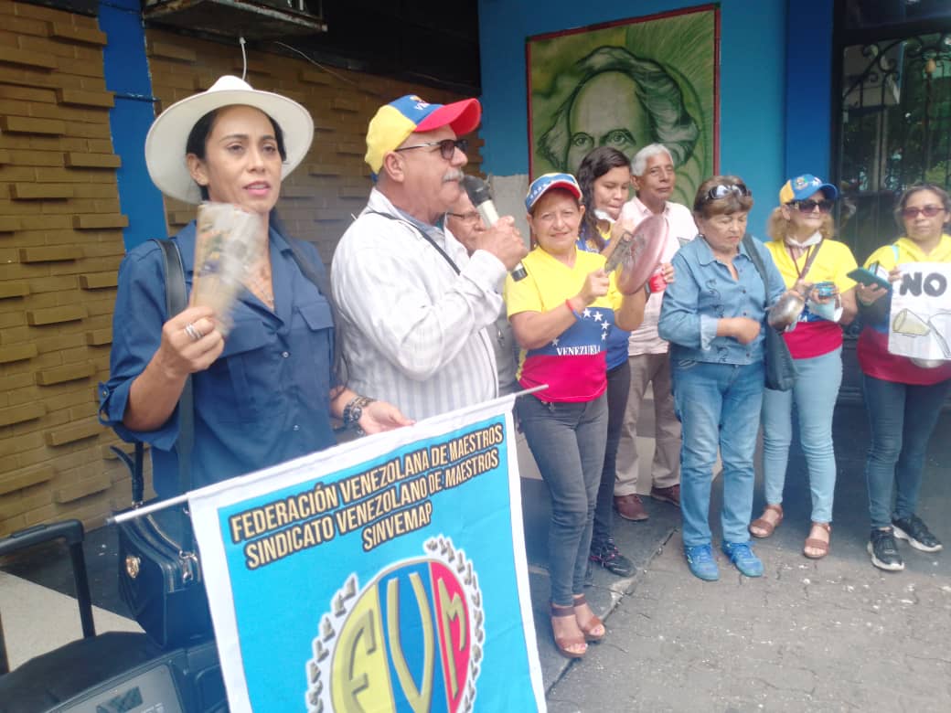 pablorangel_fvm's tweet photo. Ni para El Pollo alcanzo El Bono vacacional y Recreacional así como la pensión IVSS no alcanzan ni por tal razón la protesta de los trabajadores activos, jubilados y pensionados  sigue hoy #19Jul con cacerolazo en Plaza Bolivar de Acarigua Edo Portuguesa para exigir respeto Art91 https://t.co/1qhjG6Og7s