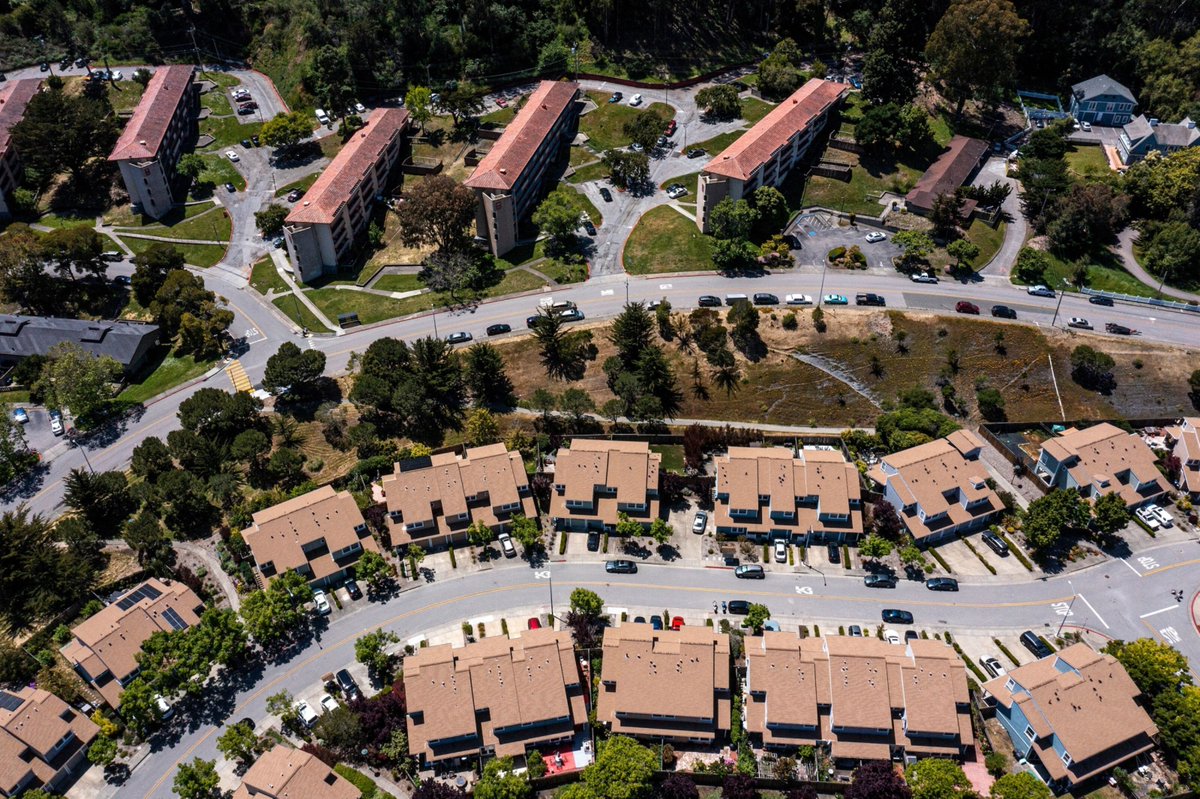 EthicalGEO's tweet photo. Homes in neighborhoods of color are appraised at much lower values than those in White neighborhoods across major US metros. Racial disparities in appraisals have worsened over time, contributing to the racial wealth gap.

Read more: https://t.co/FUBEvP30p0 https://t.co/9H3kFlfZ1o