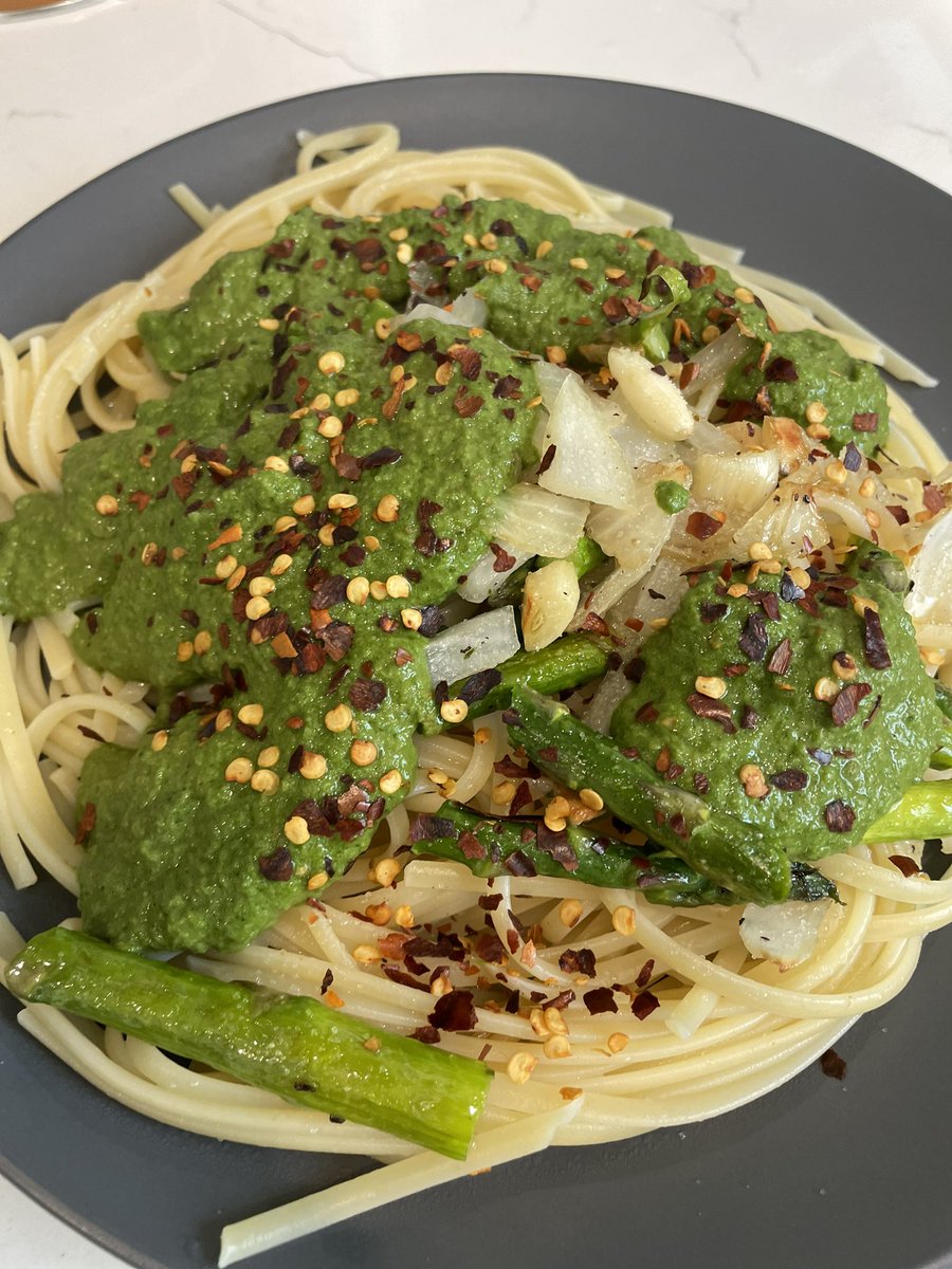 SageCanaday's tweet photo. I do pity those people that are afraid of eating #carbs 😂! #PastaforDays #carbup #plantbased #vegan #PestoisBesto https://t.co/8BAeOgRatc