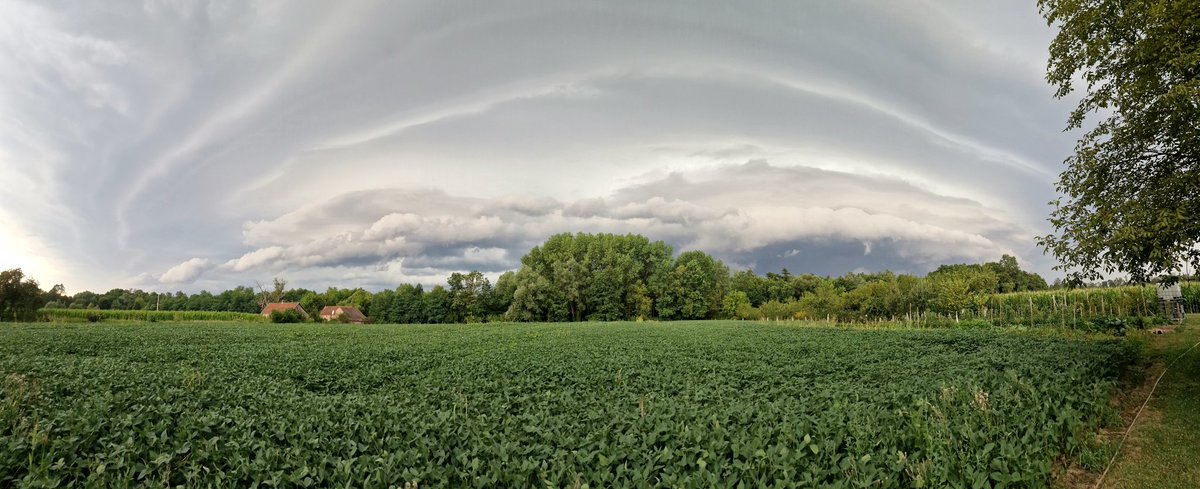 mzdrale's tweet photo. Невреме у околини Градишке #nevreme #oluja #nevrijeme #storm https://t.co/k9FFvAoCIt