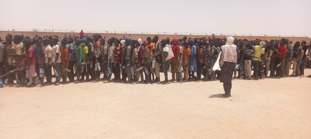 AlarmephoneS's tweet photo. Nous continuons à observer des #déportations de l'#Algérie vers la frontière nord du #Niger: Au cours des 15 et 16 juillet , un total de 1 335 (!!) personnes ont été déportées vers #PointZero et vers #Assamaka. Les incidents sont inquiétants. La crise humanitaire est le résultat https://t.co/socl5sAtLZ