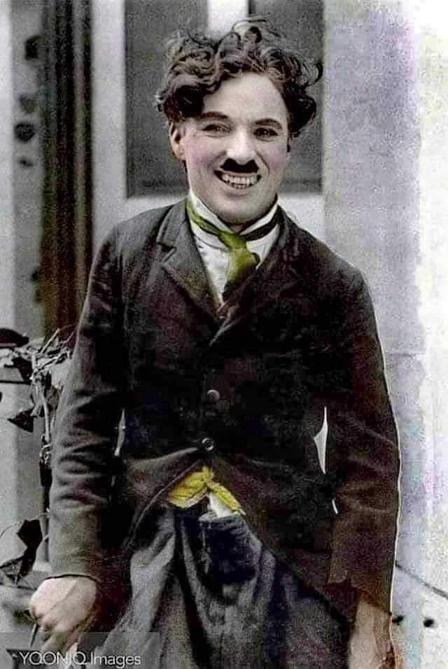 Charlie Chaplin 
Ci ha lasciato 4 dichiarazioni:

(1) Nulla è eterno in questo mondo, nemmeno i nostri problemi.

(2) Mi piace camminare sotto la pioggia, perché nessuno può vedere le mie lacrime.

(3) Il giorno più sprecato della vita è il giorno in cui non ridiamo.⬇️