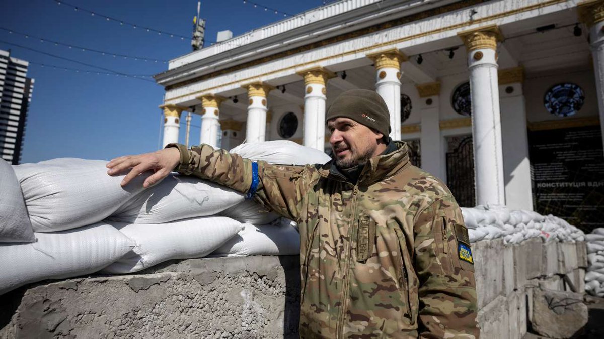 esperantoNMIN's tweet image. Milito en Ukrainio: Oleg Sencov, ukraina kinisto kaj volontulo en la armeo de Kijivo, estis vundita ĉe la militfronto
La kinisto elektis kuniĝi kun la ukraina armeo, por batali kontraŭ la rusia invado de februaro 2022
neniammilitointerni.over-blog.com/2023/07/milito…
#prixSakharov
#OlegSentsov
#Esperanto