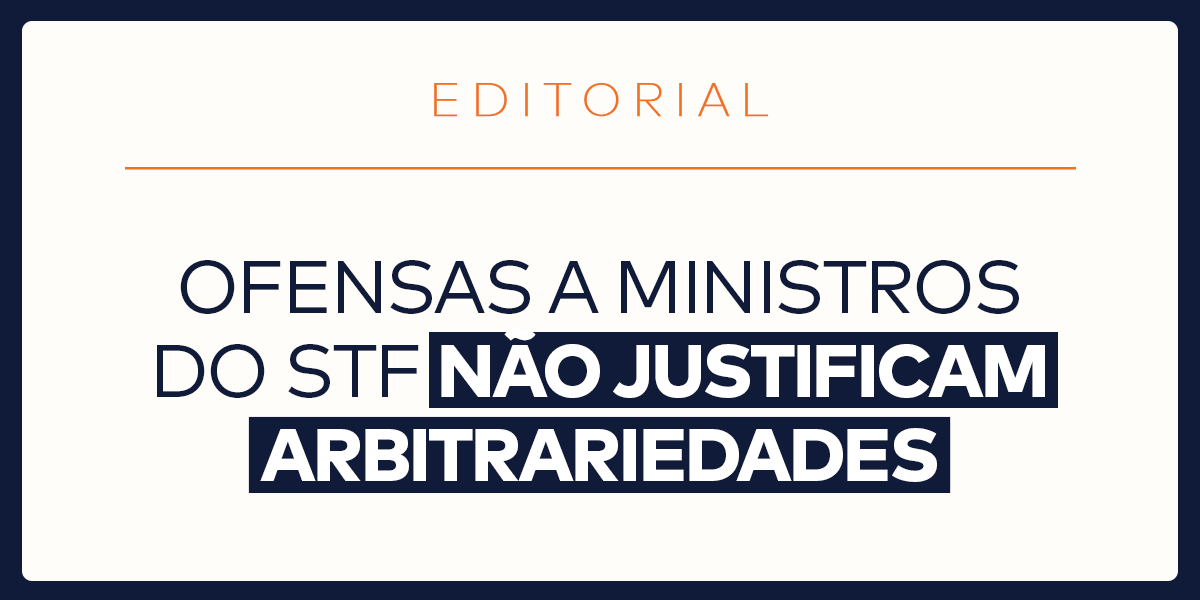 partidonovo30's tweet photo. Editorial do Partido Novo 
-Ofensas a ministros do STF não justificam arbitrariedades

Episódios lamentáveis de hostilidade e até de violência contra autoridades não são novidade na democracia brasileira – e nem foram inventados pelas redes sociais.

Só na história recente, deputados já foram atingidos com sacos de farinha, ovos, embalagens de pizza, lama e purpurina. Nos anos 2000, houve uma breve onda de tortas na cara – que atingiram Ricardo Berzoini, ministro do Trabalho de Lula, e José Serra quando ministro da Saúde de FHC, entre outros.

O exemplo mais lamentável de hostilidade envolveu o então governador de São Paulo Mário Covas. Já sofrendo de câncer na bexiga, Covas foi agredido por bandeiradas de professores e manifestantes de esquerda, ficando com diversos hematomas na cabeça e no supercílio.

Até anos atrás, esses casos deploráveis eram tratados precisamente como casos de agressão. Autores de violências mais graves eram levados à delegacia e respondiam na Justiça comum.

Da mesma forma, desejar o pior para autoridades era considerado somente uma opinião – como ocorreu em 2020, quando uma atriz global afirmou querer “esfregar a cara do Bolsonaro no asfalto”. Ainda que sejam discursos repugnantes e odiosos, entendia-se que é mais perigoso dar a autoridades o poder de censurá-los ou persegui-los.

Nos anos recentes, porém, políticos e juízes passaram a utilizar dois artifícios para intimidar manifestantes – tanto os violentos quanto os pacíficos

O primeiro é a ideia, equivocada, de que hostilizar autoridades equivale a ameaçar instituições democráticas ou o Estado de Direito. O costume de dizer “quem me ofende atenta contra o Estado” é antigo: surgiu com os imperadores romanos para perseguir opositores e inspirou as primeiras leis de lesa-majestade.

Ao se considerar o episódio de agressão um crime maior – uma ameaça à ordem e à democracia – justifica-se o abuso de autoridade e as reações desproporcionais contra seus autores.

Foi o que ocorreu esta semana depois da confusão entre a família do ministro Alexandre de Moraes e a de um empresário paulista no aeroporto de Roma. Num claro exemplo de intimidação, a Polícia Federal fez buscas na casa dos acusados e chegou até a apreender celulares e computadores da família.

Se confirmada, trata-se de uma agressão execrável – que não justifica, no entanto, inquéritos de ofício e abusos de autoridade.

O segundo artifício que tem sido utilizado por integrantes das cortes superiores é interpretar o Código Penal, a Constituição e os regimentos internos sempre da maneira que mais lhes confere poder.

Apesar do suposto crime contra a família do ministro Alexandre de Moraes ter sido cometido na Itália, cabendo então a responsabilidade de ser apurado por autoridades italianas, rapidamente se considerou que havia motivo para a “extraterritorialidade”, ou seja, para que fosse investigado e punido no Brasil.

E apesar dos envolvidos não terem foro privilegiado, poucos comentaristas se perguntaram por que a Polícia Federal entrou no caso, e não a Polícia Civil de São Paulo – como ocorreu, por exemplo, na ocasião de um crime mais grave, de furto cometido por um brasileiro a outro brasileiro no Japão, em 2011.

Ao utilizar esses artifícios para perseguir e intimidar dissidentes, os ministros prejudicam ainda mais a reputação e a legitimidade do STF perante a população.

Cria-se um círculo que auto-alimenta o conflito: de um lado, integrantes do STF abusam de autoridade, ferem a Constituição, se posicionam politicamente em palanques e tornam deputados inocentes inelegíveis. De outro, brasileiros descontentes com esses abusos extrapolam os limites da civilidade e partem para a agressão.

Para que haja um princípio de conciliação entre a sociedade brasileira e o STF, é preciso que os integrantes da corte voltem a agir dentro dos limites da lei.