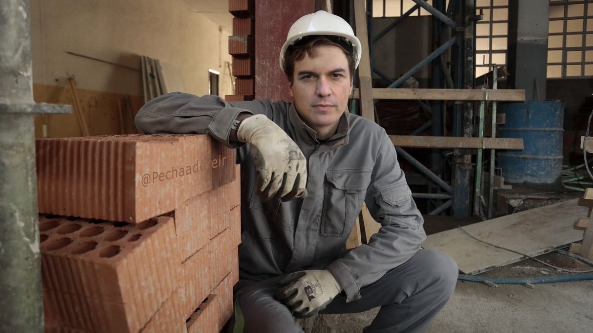 Pechaadereir's tweet photo. #DebateFinalRTVE 
Pedro Sánchez y sus 183000 viviendas que todos sabemos que las va a construir con sus propias manos … no podía faltar jajjaj

Miiiiiralooooo https://t.co/Tpw0drBCmE
