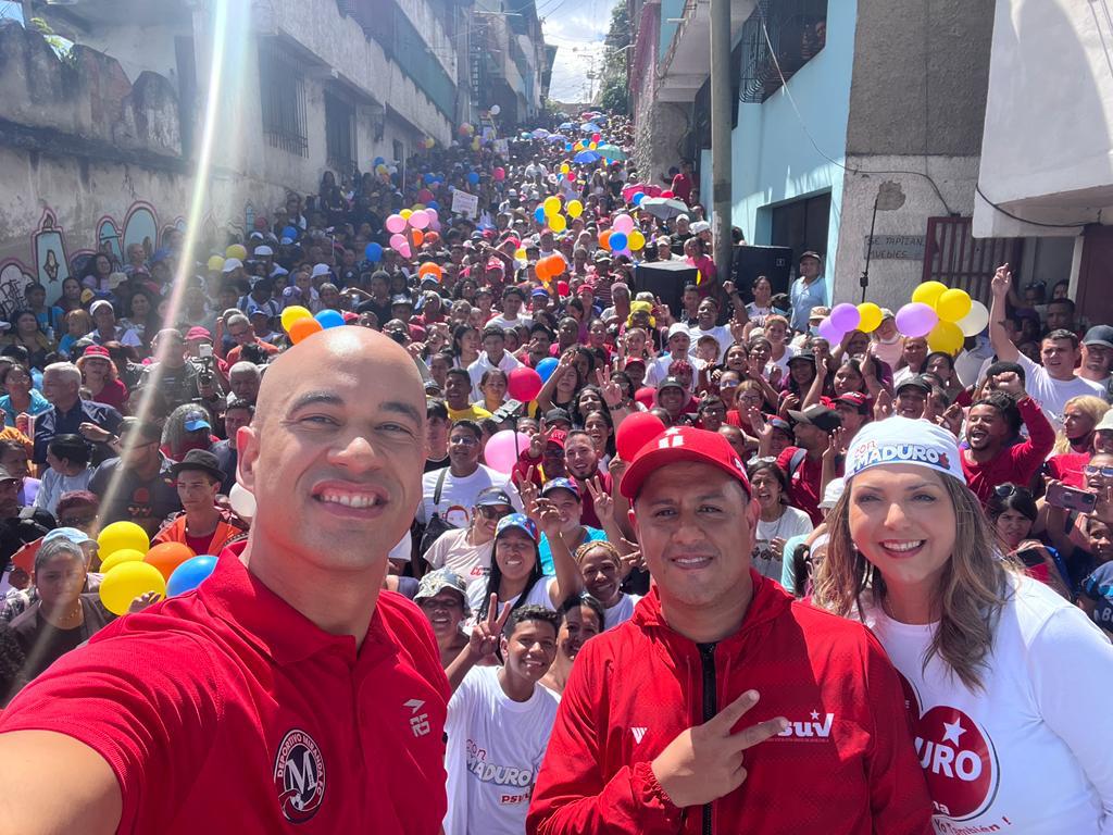 NicolasMaduro's tweet photo. Muy contento de ver al pueblo del sector Carpintero de Petare, estado Miranda, movilizado en su barrio. Ustedes están demostrando con unidad, unidad y más unidad, su amor por Venezuela. Ante todas las dificultades vamos hacia adelante. ¡Por la Paz y la soberanía de la Patria! ¡Venceremos!