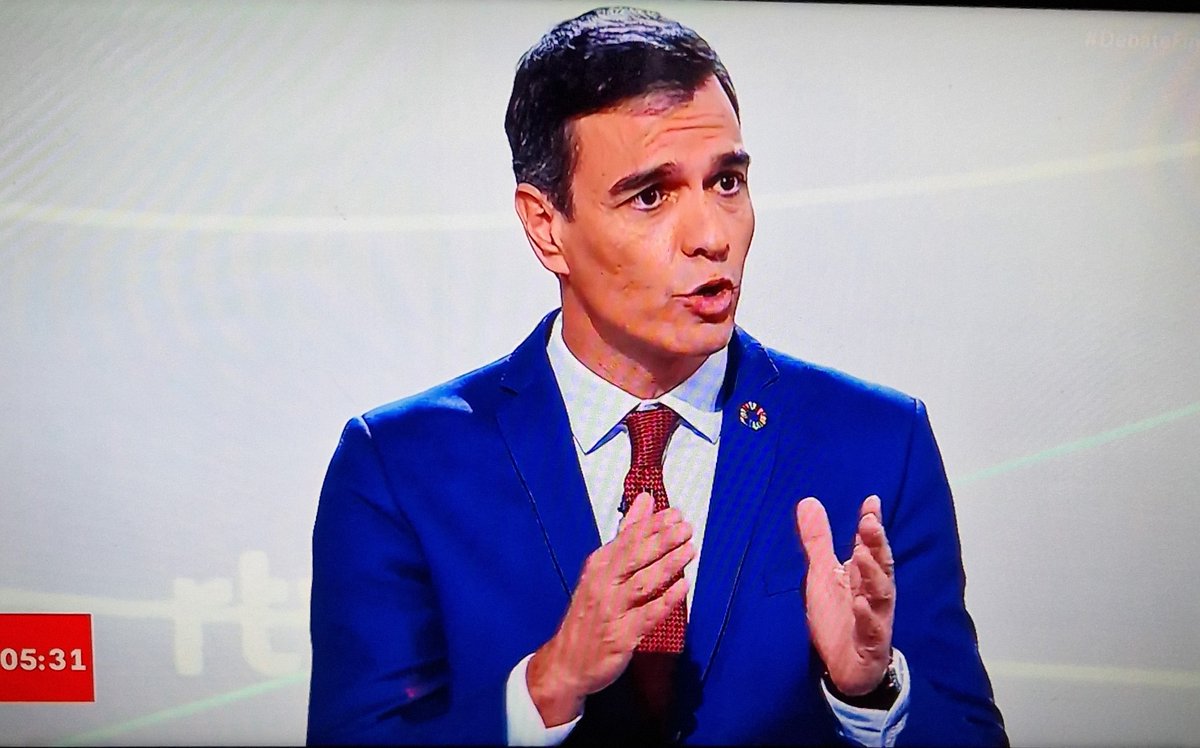 IP_MrPueblo's tweet photo. Pedro Sánchez: "8 de cada 10 personas reciben más del Estado de lo que aportan".

No te da que pensar que por eso somos los últimos en recuperar los niveles pre-pandemia y los que más nos hemos endeudado?

SUMAR y PSOE solo quiere Estado-Dependencia ciudadana. #DebateFinalRTVE https://t.co/LOytpwybSF