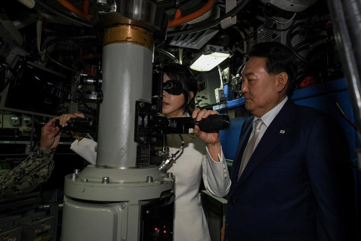 .@President_KR, <a href="/ROK_MND/">국방부</a> delegation visits <a href="/USNavy/">U.S. Navy</a>'s USS Kentucky in Busan. 

🔎 facebook.com/myusfk/posts/p…

#같이갑시다 | 🇰🇷 #ROKUSAlliance 🇺🇸 | #WeGoTogether | @DeptofDefense | <a href="/US_STRATCOM/">United States Strategic Command</a> | <a href="/USEmbassySeoul/">주한미국대사관 U.S. Embassy Seoul</a> | <a href="/CDRUNCCFCUSFK/">GEN. Xavier Brunson</a>