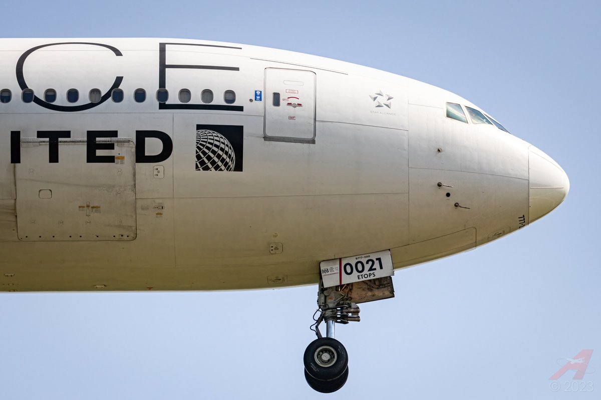 Astro95Media's tweet photo. On the heels of K4 was the Star Alliance 772, N76021, with United.

#AvGeek https://t.co/GIThrSt2pu