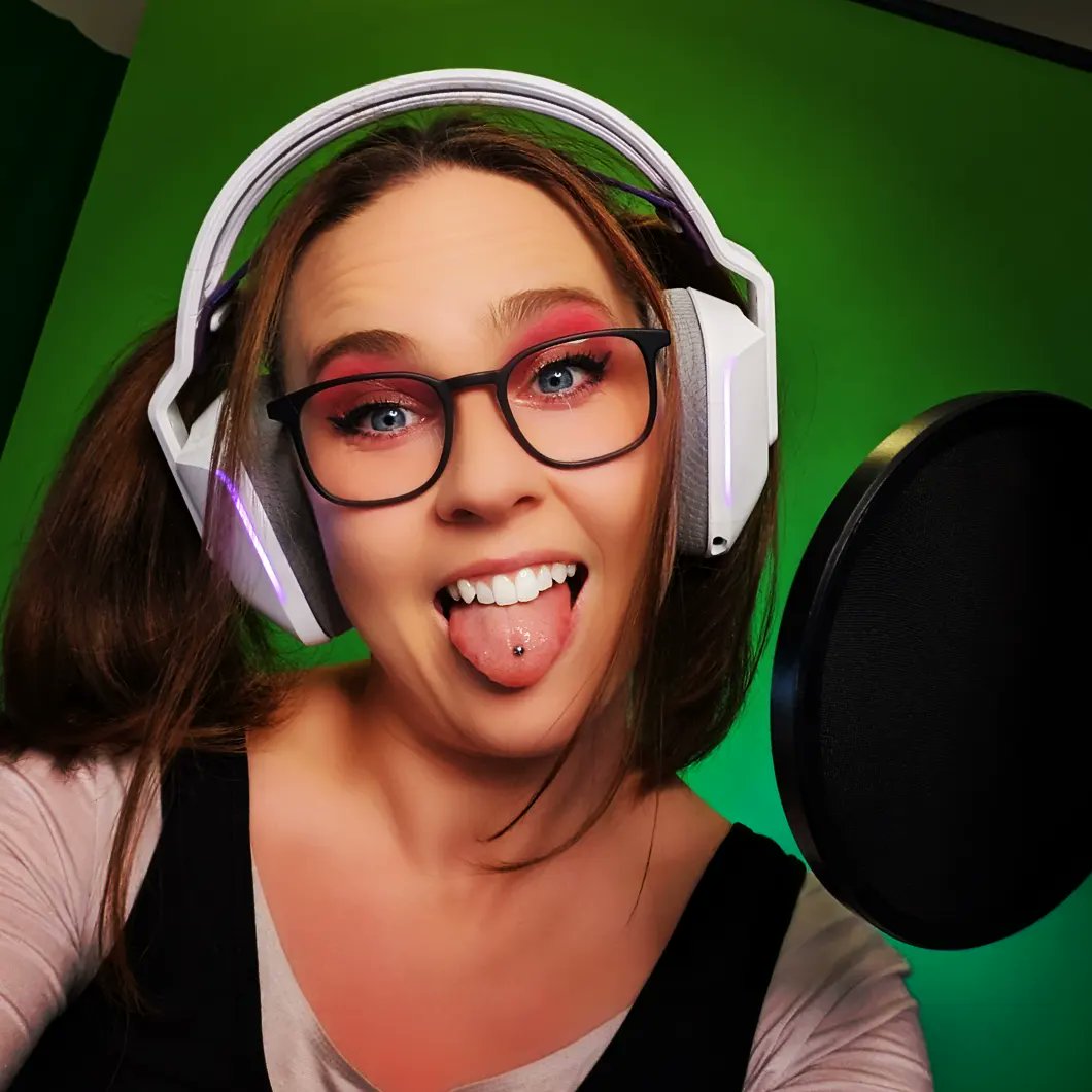 GoannaDark's tweet photo. My internet failed last night so instead we enjoyed a just chatting stream for a while! Thank you @sirfactent, @DrocksWasTaken and @harsh_jellyfish for the fun time!
β€οΈβ€οΈβ€οΈ
#beatsaber #mixereality #metaquest2 #vr #gaming #gamers #vrgamer #kiwidesigns #justchatting https://t.co/AmOXy6KQKK