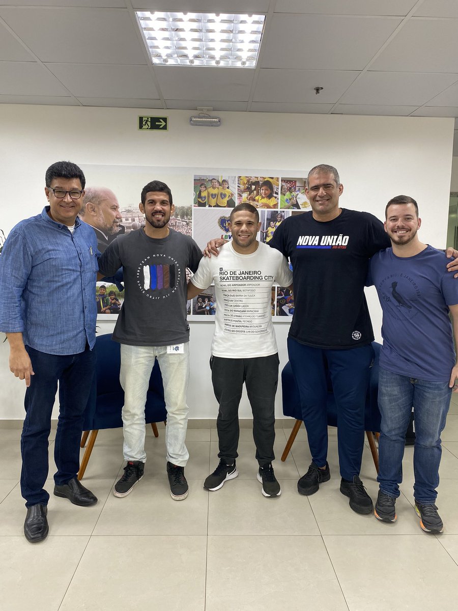radiobrasil940's tweet photo. Presidente Léo Santos, da equipe Nova União, campeão do TUF Brasil 2 e ex-Atleta do UFC visitou a Super Rádio Brasil e LBV nesta quarta-feira. Ele foi acompanhado do atleta Polengue Dias e do empresário Rafael Carino para conversar sobre ações sociais e parcerias 
 @LBVBrasil https://t.co/7QwGE4Oxpy