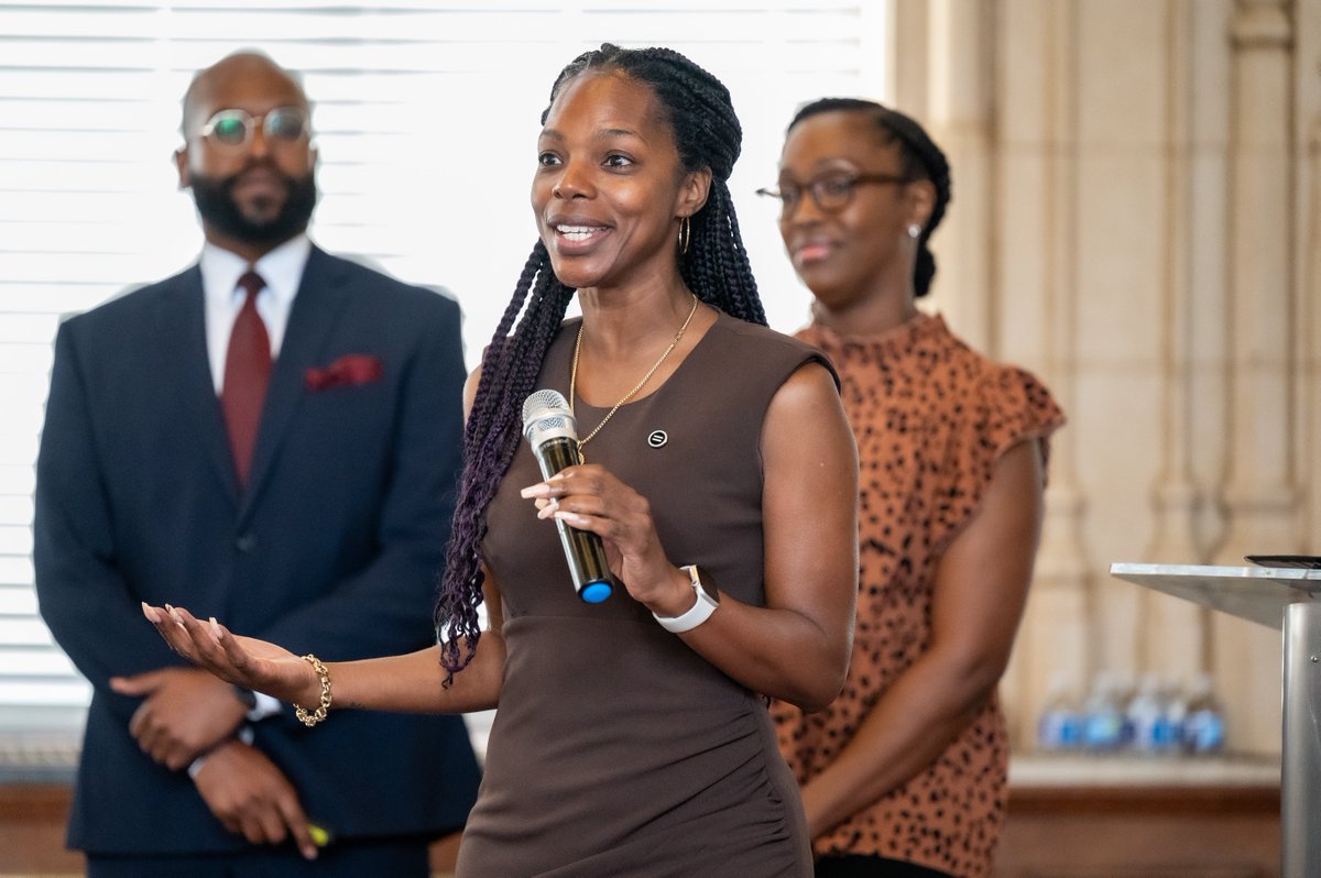 CityofAtlanta's tweet photo. Our $1M Youth Development Grant Program supports local organizations that serve young Atlantans. Mayor @andreforatlanta joined @ULGAtl this week to celebrate grant recipients and their work to uplift young people.
Learn more: https://t.co/mOUcV3p5TG
#ATLYearOfTheYouth https://t.co/CiNyyhLmOu