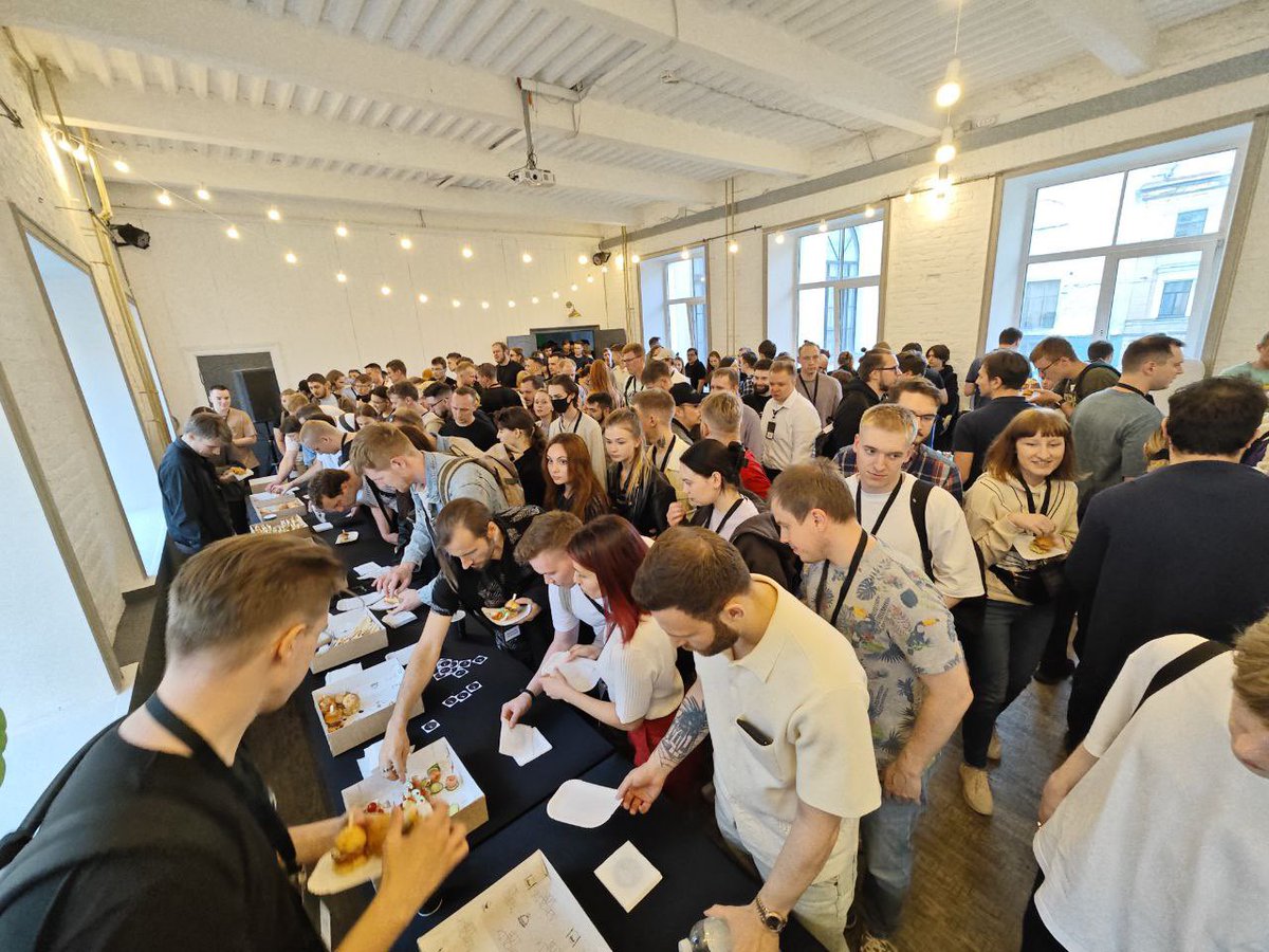 Организовала сегодня как деврел X5 Tech совместный митап с SPB Frontend 🙂
270 человек в старом питерском особняке