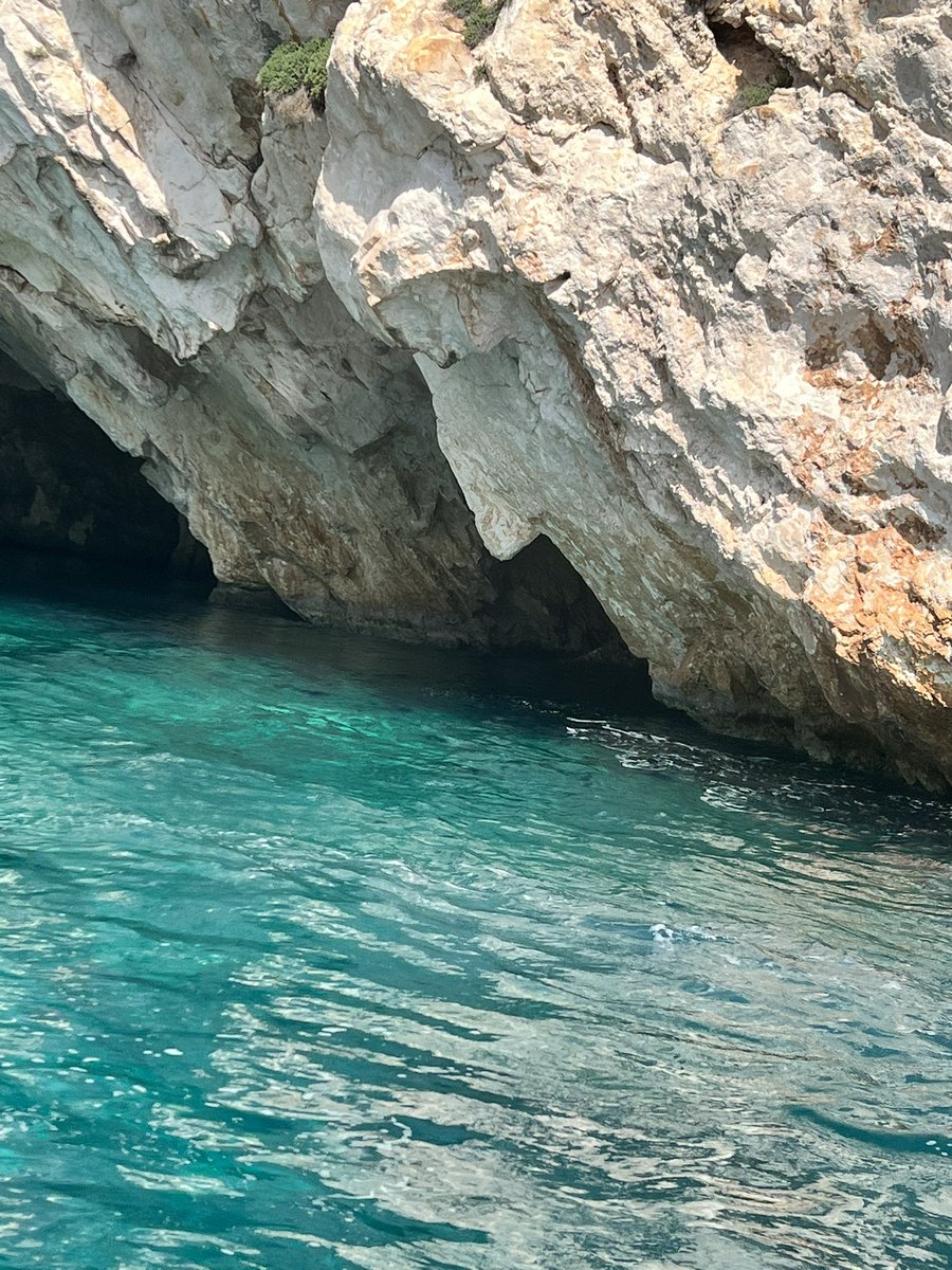 baara_a's tweet photo. Als t goed is zie je hier een gezicht , maar sommige zien zelfs 2 gezichten.
#zakynthos #grotten #gezichtvanposeidon https://t.co/Gmi2TWvYHN