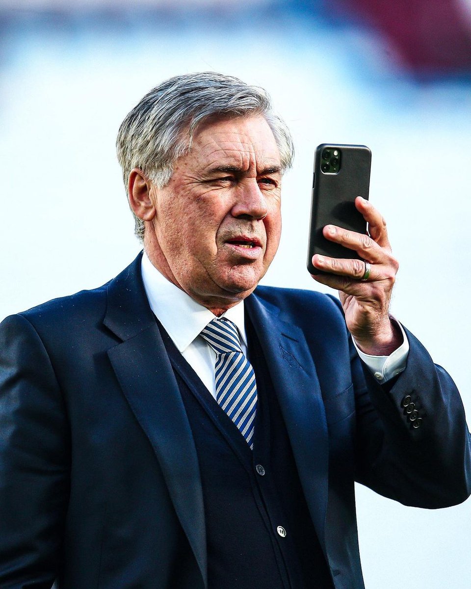 433 on Twitter "Live scenes of me on Twitter checking why WhatsApp is