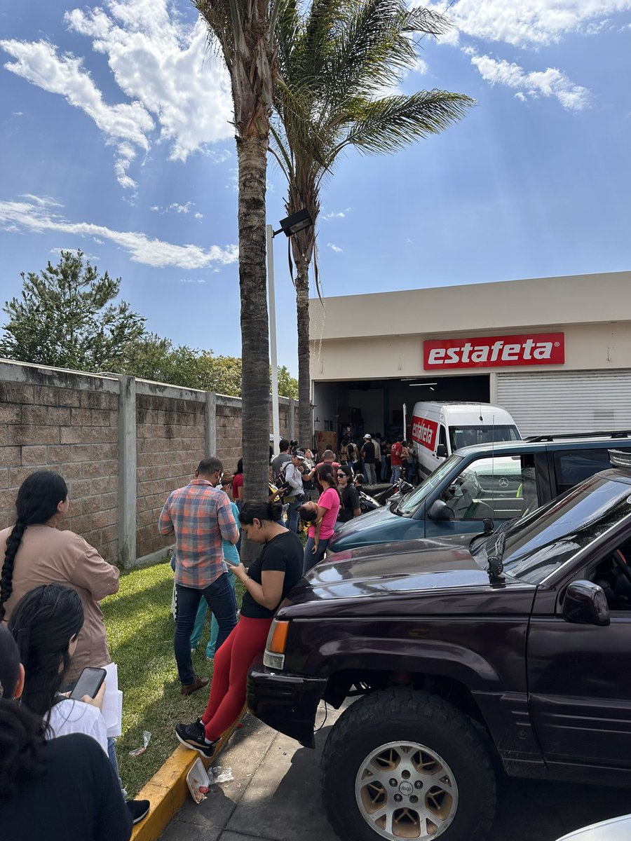 cebetoz's tweet photo. @estafeta Sucursal Los Reyes, Michoacán filas interminables porque no hacen las entregas a domicilio y sólo hay una persona a cargo. https://t.co/0EjvSY1axJ