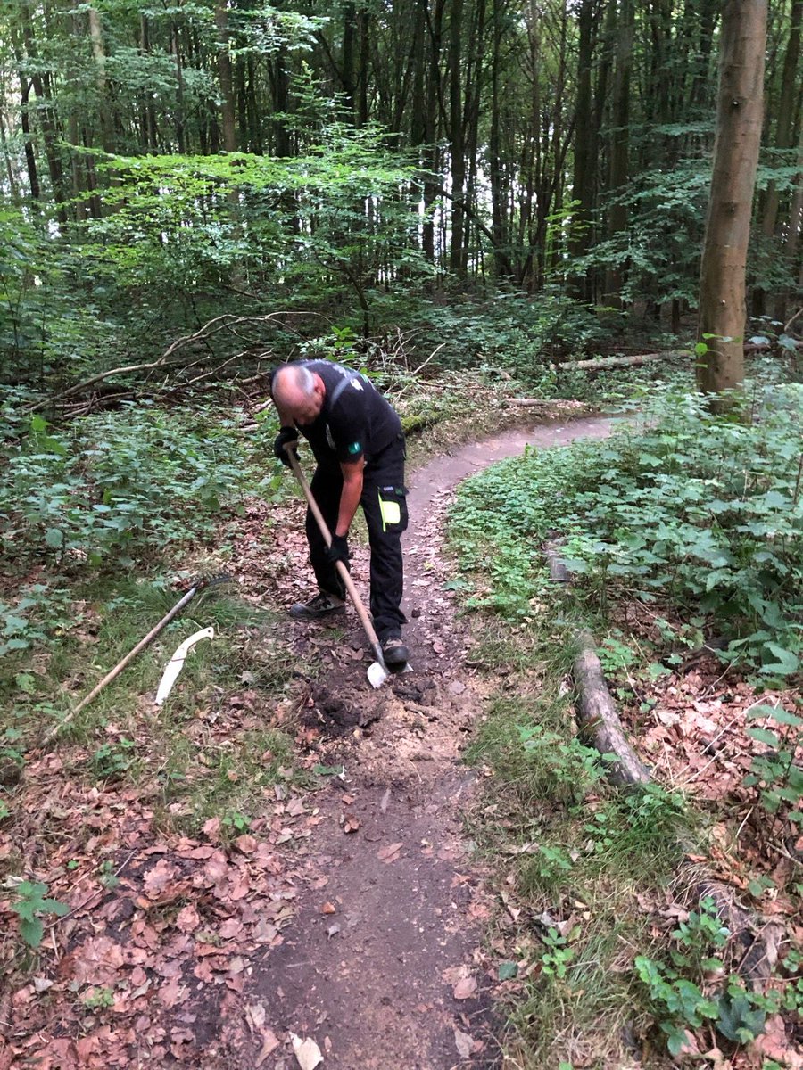 mtb_route's tweet photo. Vanavond met 4 man onderhoud gepleegd en en de restanten van #StormPoly opgeruimd https://t.co/YHoKcNEJus