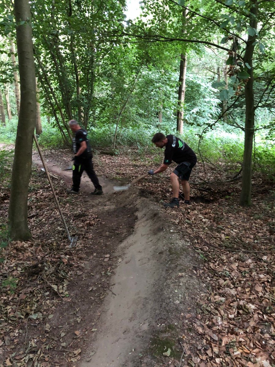 mtb_route's tweet photo. Vanavond met 4 man onderhoud gepleegd en en de restanten van #StormPoly opgeruimd https://t.co/YHoKcNEJus