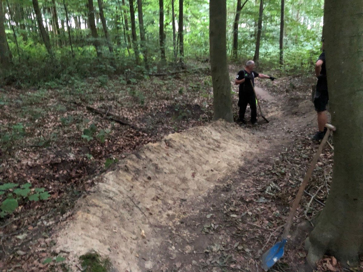 mtb_route's tweet photo. Vanavond met 4 man onderhoud gepleegd en en de restanten van #StormPoly opgeruimd https://t.co/YHoKcNEJus