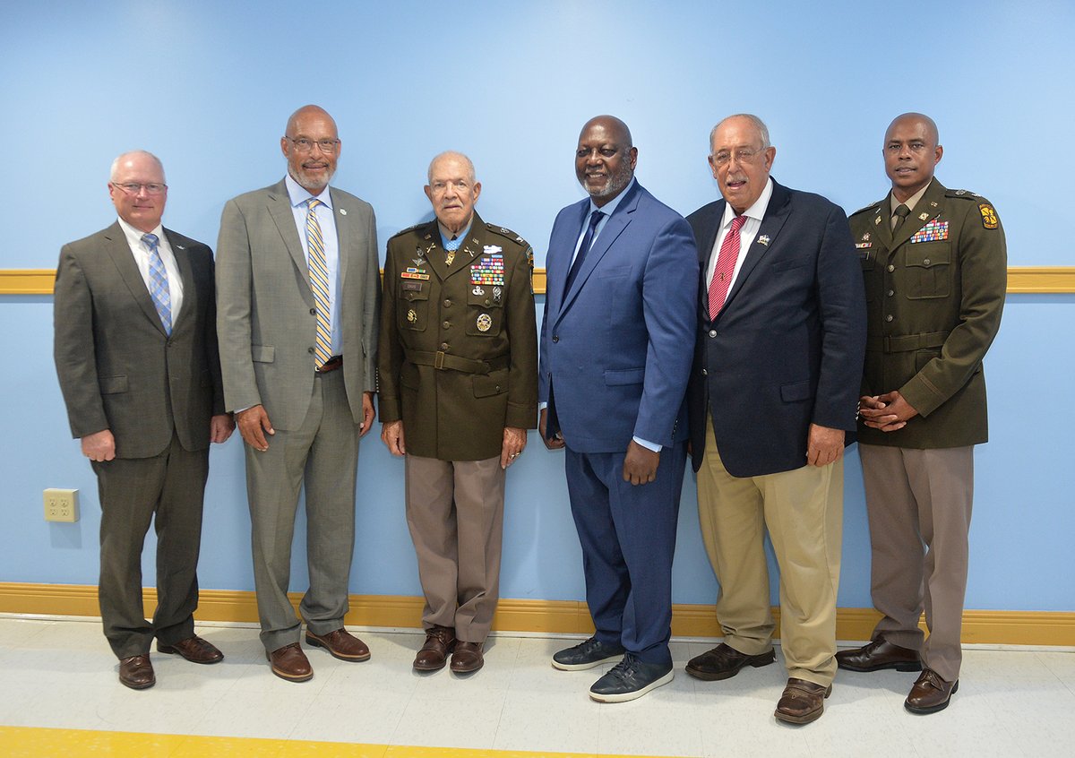 SouthernU_BR's tweet image. Medal of Honor recipient Col. Paris D. Davis (@USArmy, retired) returned to Southern for a celebration of his impact on the university and nation. Davis received the highest honor in March for his acts of valor in the Vietnam War. #WeAreSouthern #HBCU #FinishStronger