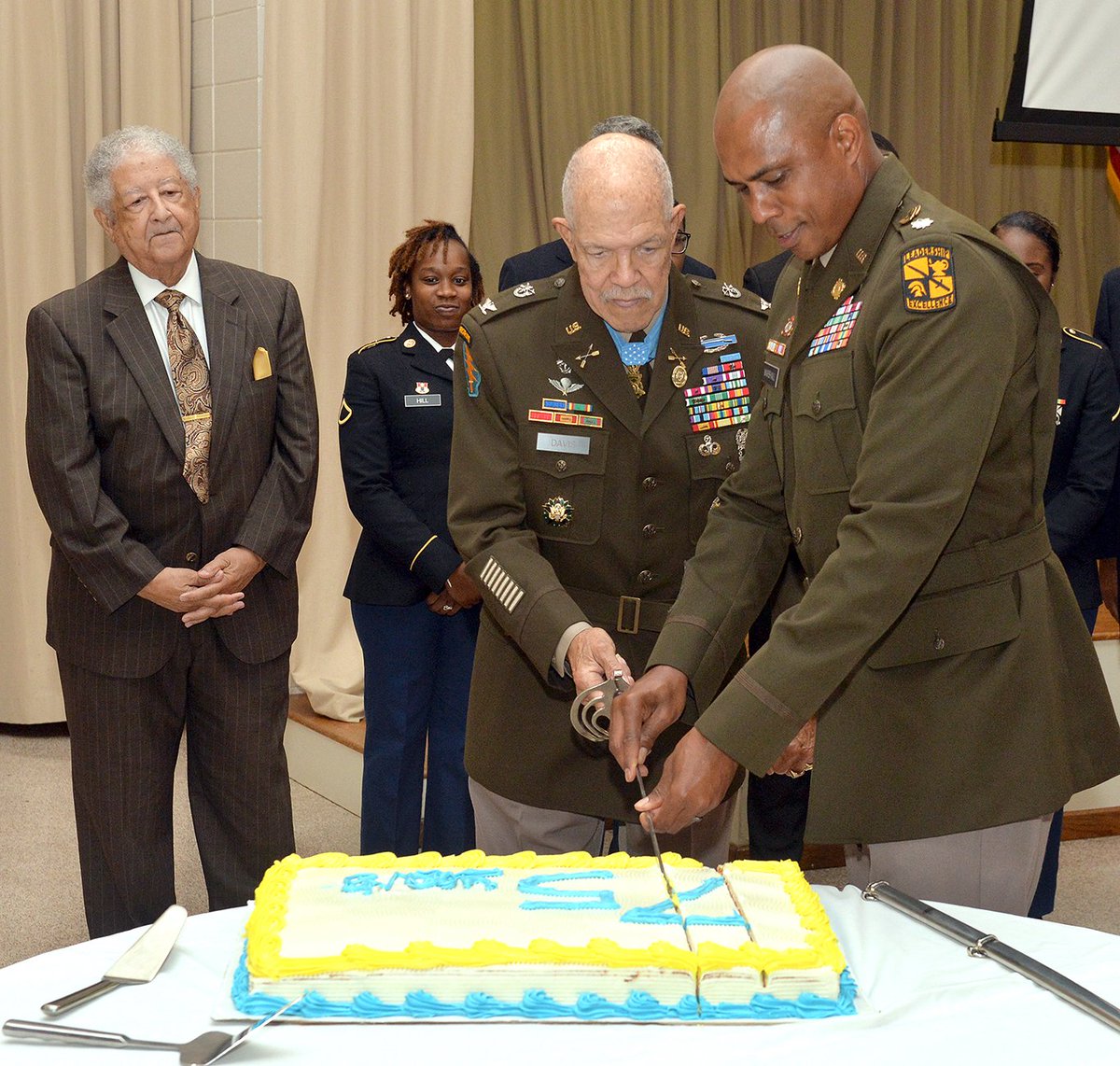 SouthernU_BR's tweet image. Medal of Honor recipient Col. Paris D. Davis (@USArmy, retired) returned to Southern for a celebration of his impact on the university and nation. Davis received the highest honor in March for his acts of valor in the Vietnam War. #WeAreSouthern #HBCU #FinishStronger
