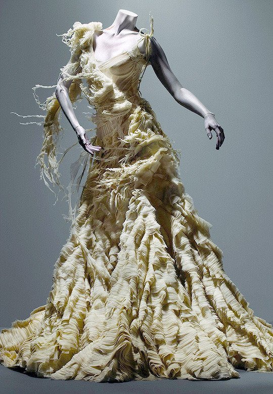 saintdoII's tweet photo. one of mcqueen’s greatest creations, the ss03 ‘oyster’ dress made from hundreds of layers of silk organza hanging off a bodice of boned tulle and tattered chiffon, replicating the look of an oyster shell 🦪 https://t.co/j6z8thxxgP