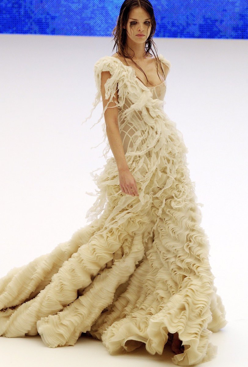 saintdoII's tweet photo. one of mcqueen’s greatest creations, the ss03 ‘oyster’ dress made from hundreds of layers of silk organza hanging off a bodice of boned tulle and tattered chiffon, replicating the look of an oyster shell 🦪 https://t.co/j6z8thxxgP