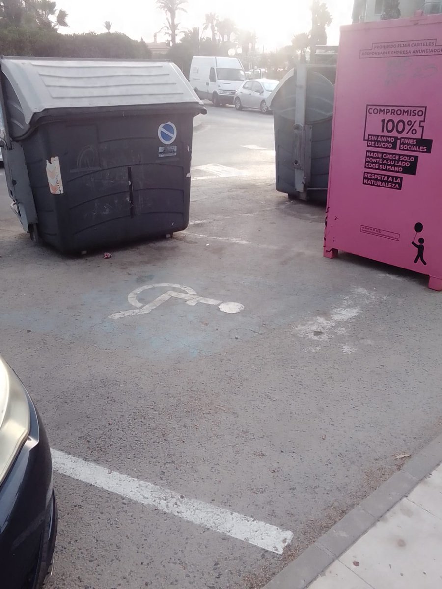 geliyd's tweet photo. Pido al @AytoOrihuela primero, que ponga más plazas de aparcamiento para #minusvalidos en #playasorihuela  y segundo que multe @plorihuela a los que ocupan las ya existentes. En este caso no se si se tiene que multar al #ayuntamiento. #playaflamenca. https://t.co/MH7Zj64eST