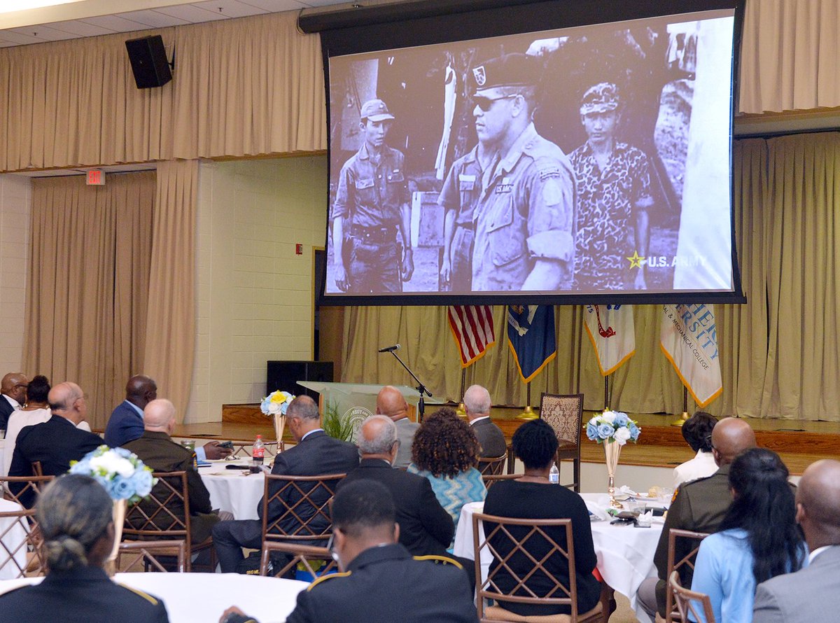 SouthernU_BR's tweet image. Medal of Honor recipient Col. Paris D. Davis (@USArmy, retired) returned to Southern for a celebration of his impact on the university and nation. Davis received the highest honor in March for his acts of valor in the Vietnam War. #WeAreSouthern #HBCU #FinishStronger