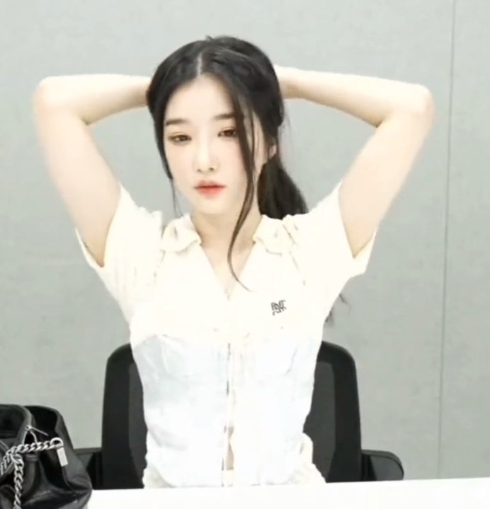 kimyooyeonfeed's tweet photo. there's just something about yooyeon putting her hair up 😍 https://t.co/G0nJ4CrnlK