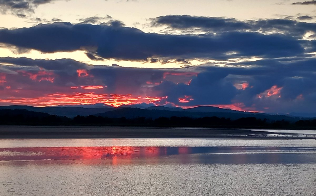 GardenerSier's tweet photo. Fiery skies over the estuary as we headed home this evening. #Sandside https://t.co/3hW3fn4Pe4