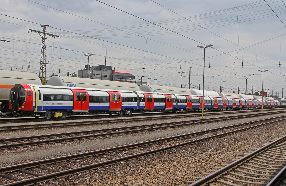 mindthedawes's tweet photo. New trains for the Piccadilly in Germany. These will be a huge upgrade for London when they’re introduced. Hopefully feeding into a wider line and signalling upgrade in the next 5-10 years (subject to funding) 🇩🇪 https://t.co/sG40Ygjd1k