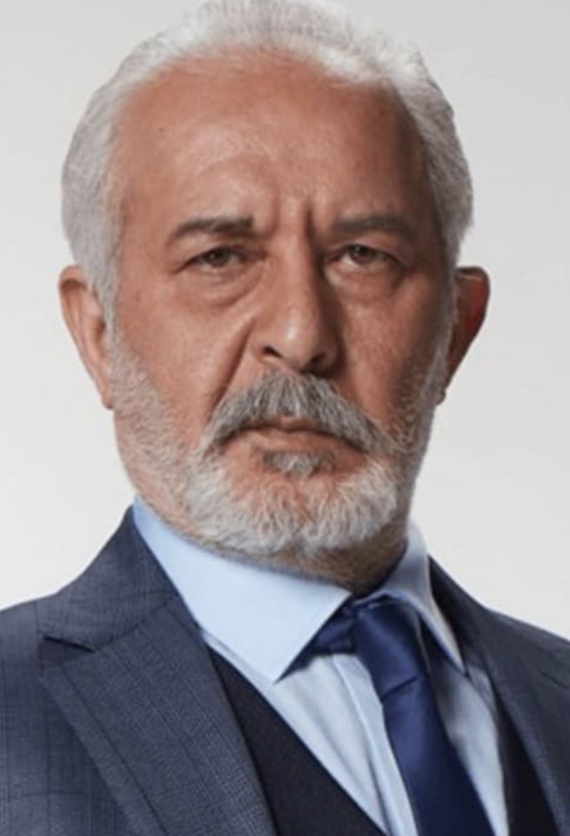 Ali Sürmeli, Karlıova’da doğmuş, orada büyümüş. Hayatını anlatırken şöyle bir cümle kulanıyor “Evde Zazaca, Karlıova sokaklarında da Kürtçe konuşuyordum. Çoğu zaman sokakta ben ile Kürt çocuklar kavga ederdik”. Sürmeli bu cümlesiyle Kürt olmadığını ima ediyor. Korkak mı diyelim,