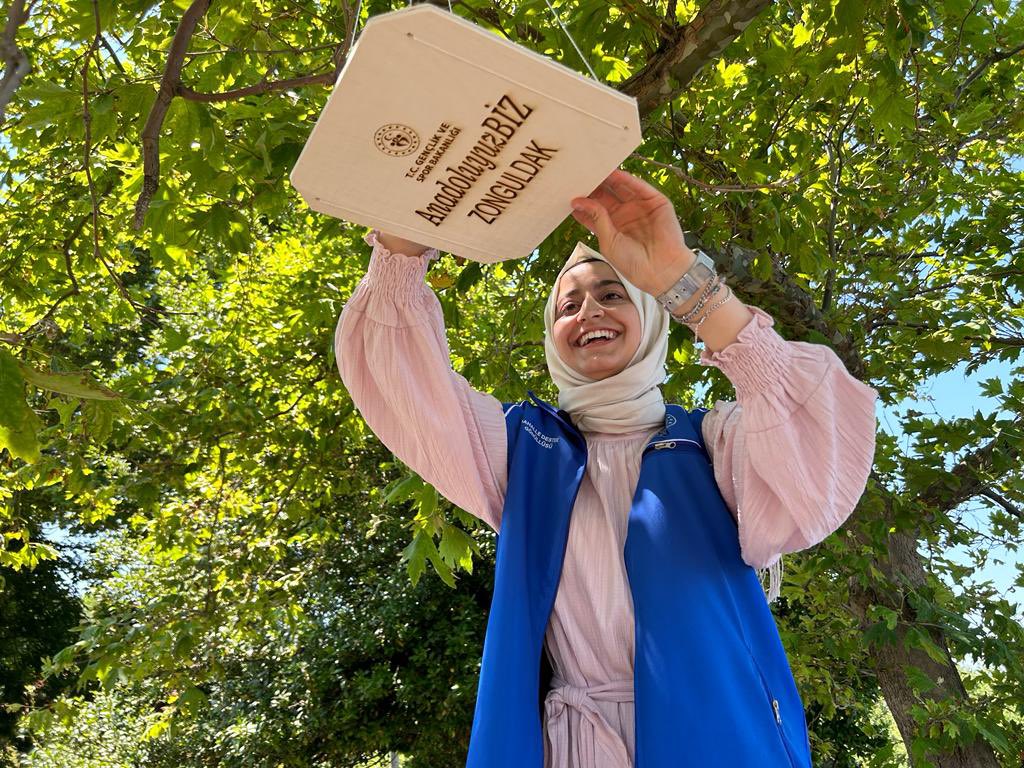 GSB_ZonguldakGM's tweet photo. Anadoluyuz Biz programı kapsamında ilimizde misafir ettiğimiz Yozgat’lı gençlerimize bugün gençlik merkezimizi tanıttık,çeşitli etkinliklerin ardından ahşap atölyesinde yaptıkları kuş yemliklerini ağaçlara birlikte asarak eğlenceli vakit geçirdik. #AnadoluyuzBiz #GSBGM https://t.co/qcpnAzKSKj