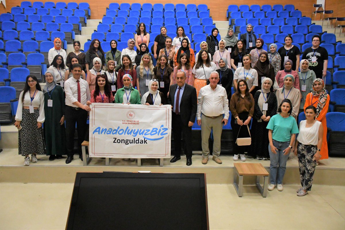 GSB_ZonguldakGM's tweet photo. Anadoluyuz Biz programı kapsamında ilimizde misafir ettiğimiz Yozgat’lı gençlerimize bugün gençlik merkezimizi tanıttık,çeşitli etkinliklerin ardından ahşap atölyesinde yaptıkları kuş yemliklerini ağaçlara birlikte asarak eğlenceli vakit geçirdik. #AnadoluyuzBiz #GSBGM https://t.co/qcpnAzKSKj