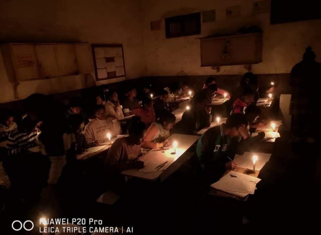 rhdina_'s tweet photo. This is heartbreaking. I just don't feel comfortable to keep quiet about this. High school kids in Madagascar are having their national exam this week and this is how it goes. 
https://t.co/OYYxxHNyzv https://t.co/QfnhzpmNKb