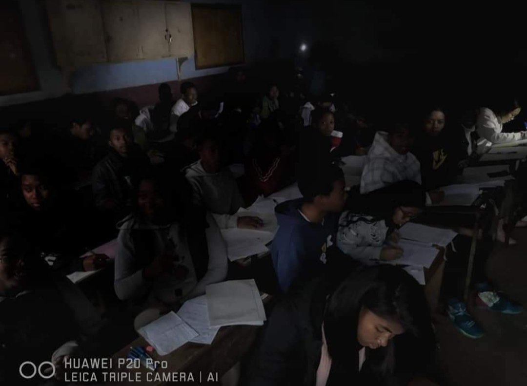 rhdina_'s tweet photo. This is heartbreaking. I just don't feel comfortable to keep quiet about this. High school kids in Madagascar are having their national exam this week and this is how it goes. 
https://t.co/OYYxxHNyzv https://t.co/QfnhzpmNKb