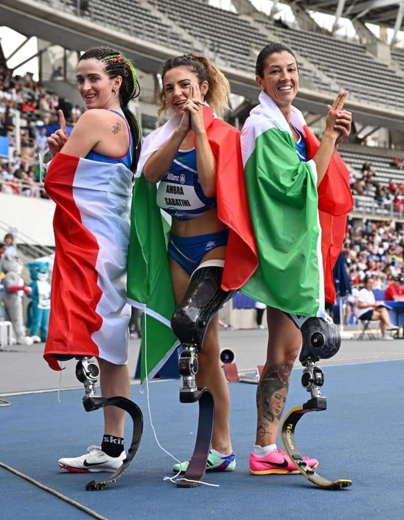 CuoreIschitano's tweet photo. Ambra #Sabatini, Martina #Caironi e Monica #Contrafatto colorano tutto il podio con il nostro #tricolore nei 100 mt femminili T63 ai #Mondiali #Paralimpici di #atletica. 
Ambra fa persino #record mondiale ma la tripletta azzurra riempie di orgoglio tutta l'#Italia.
 🇮🇹 https://t.co/D2G7zuwmbP