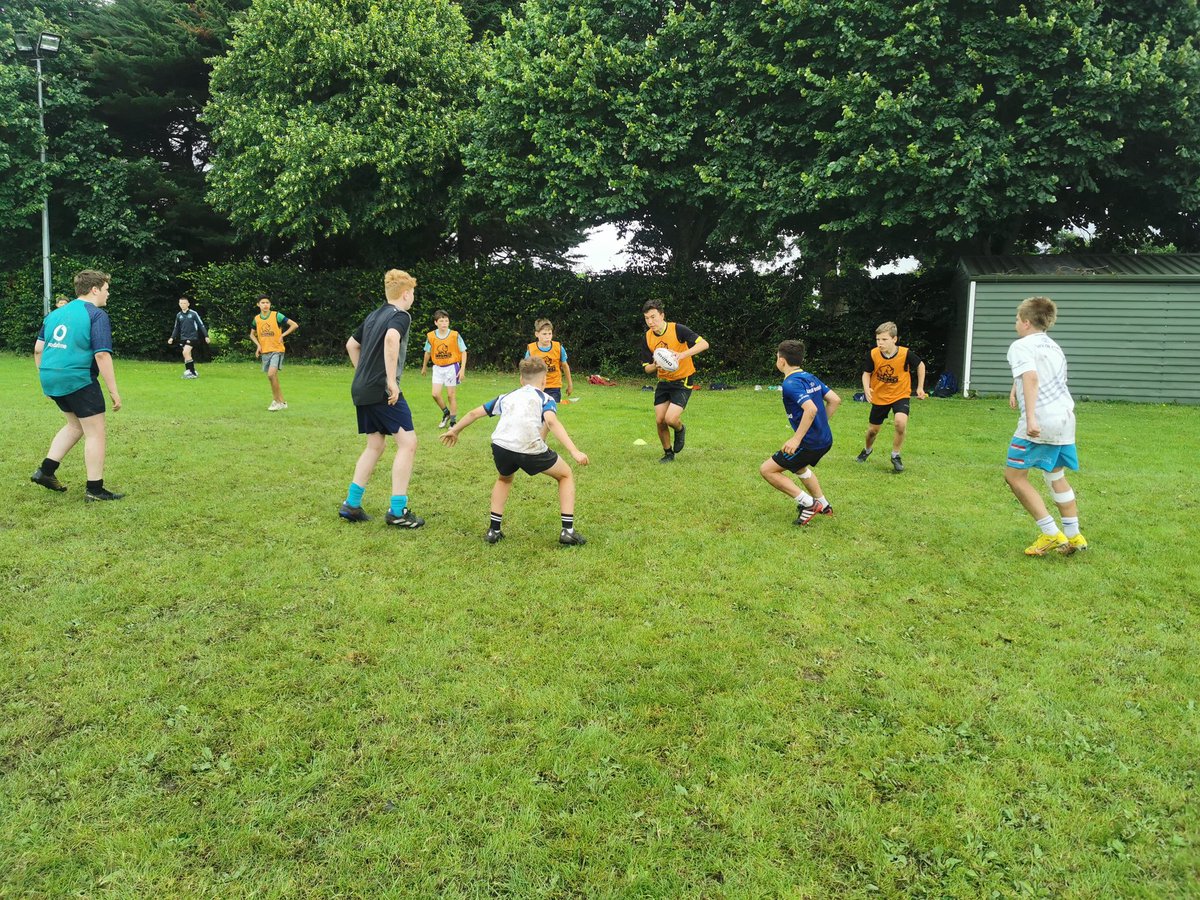 Mahersie83's tweet photo. Day 3 at #LeinsterSOE we're working on tackle technique and structure in defence.
Also huge thanks to Hannah from @NextGHealth for dropping in this evening to talk with the players on camp around nutrition. From game day foods, to how to fuel a young athlete #FromTheGroundUp #SOE https://t.co/u7gVT6SA9p