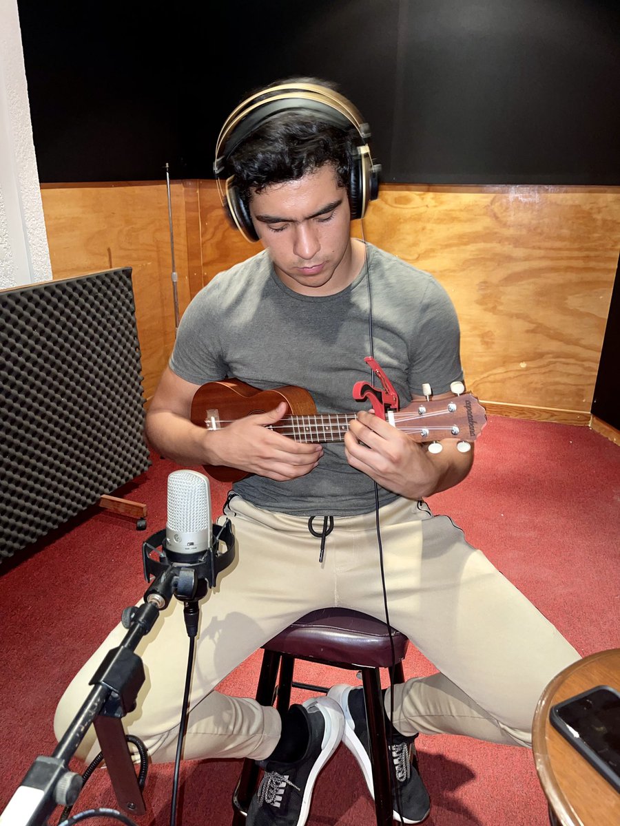 AmauryCastroC's tweet photo. De vuelta al estudio
Preparando algo nuevo, espérenlo muy pronto! 🎹🎤 https://t.co/liYN3uVJo2