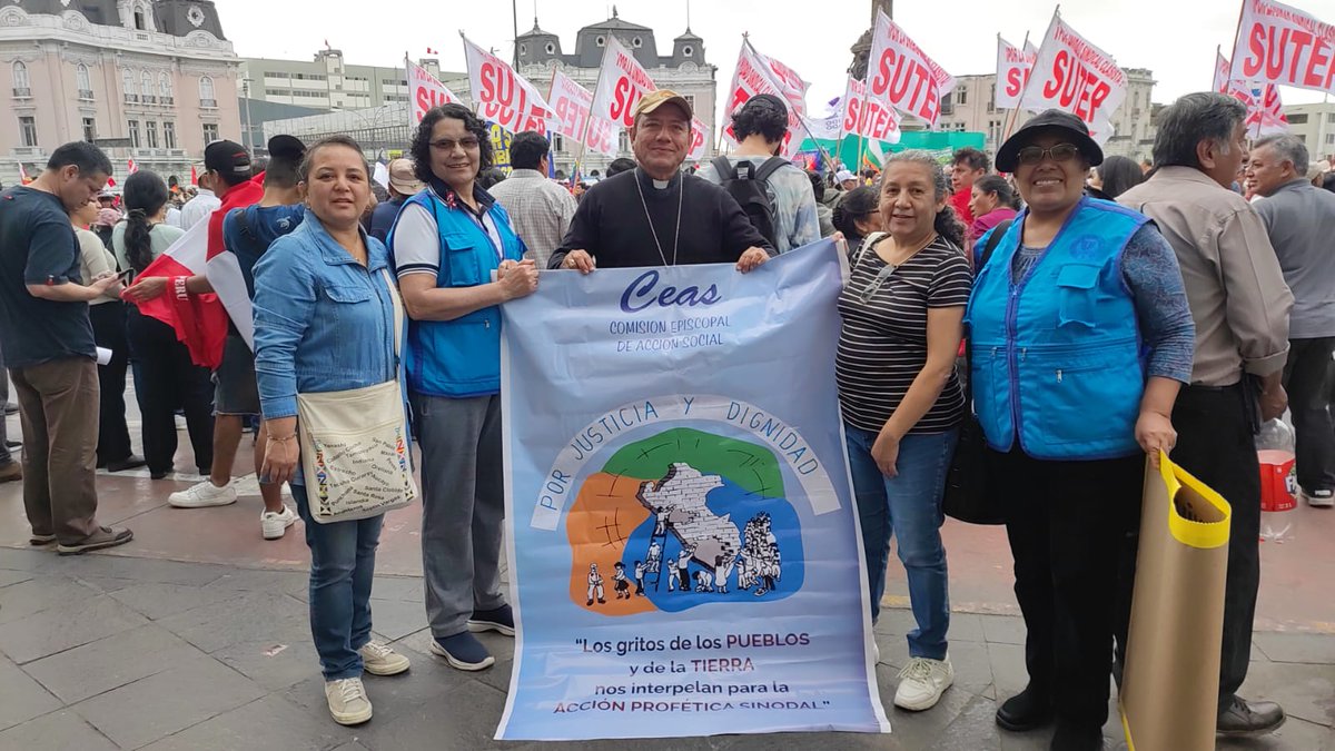 ComisionCeas's tweet photo. #MarchaNacional #19J
📸 Monseñor Jorge Izaguirre, Presidente de la Comisión Episcopal de Acción Social - CEAS, con compañeras del Equipo CEAS y compañeras de la JPIC de la CONFER acompañando la marcha en Lima por un Perú con una verdadera democracia para todas y todos. https://t.co/hdwqzmWeek