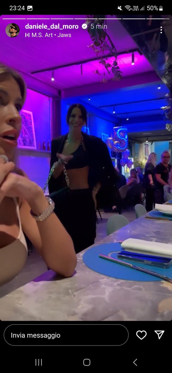 JTarlev's tweet photo. Antonella  entra nello stesso  ristorante  dove   si trovano Oriana ,Daniele  e Alberto   lei saluta  Dani e  Oriana  fa finta di nulla 🫣😆 la amo ancora di più 👑Lei sempre più  Reina👑❤️
#oriele #OrianaMarzoli https://t.co/4cZTIfikUt