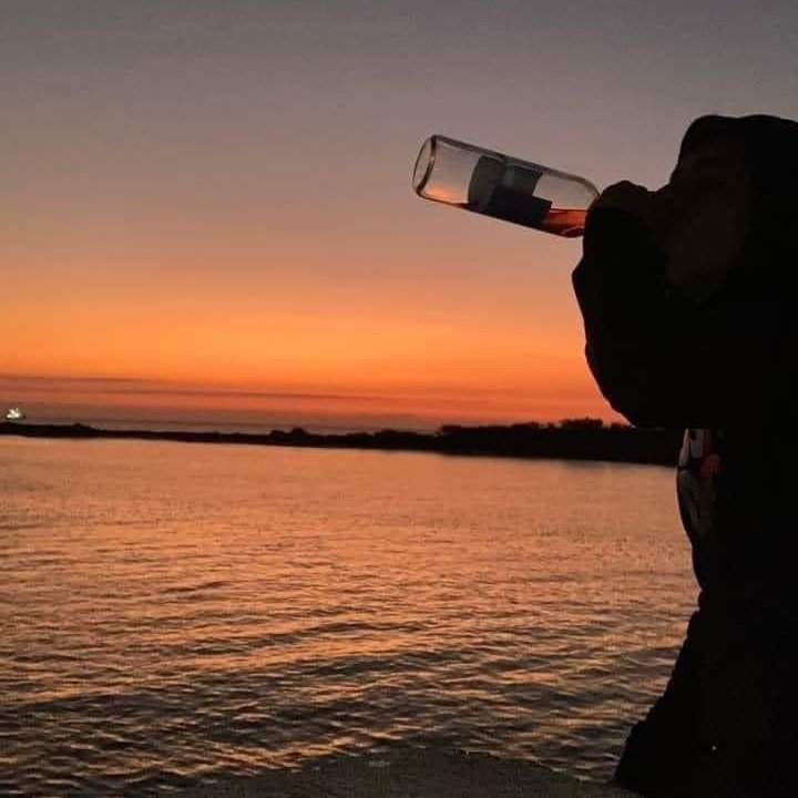 espero que a felicidade me alcance antes da morte.