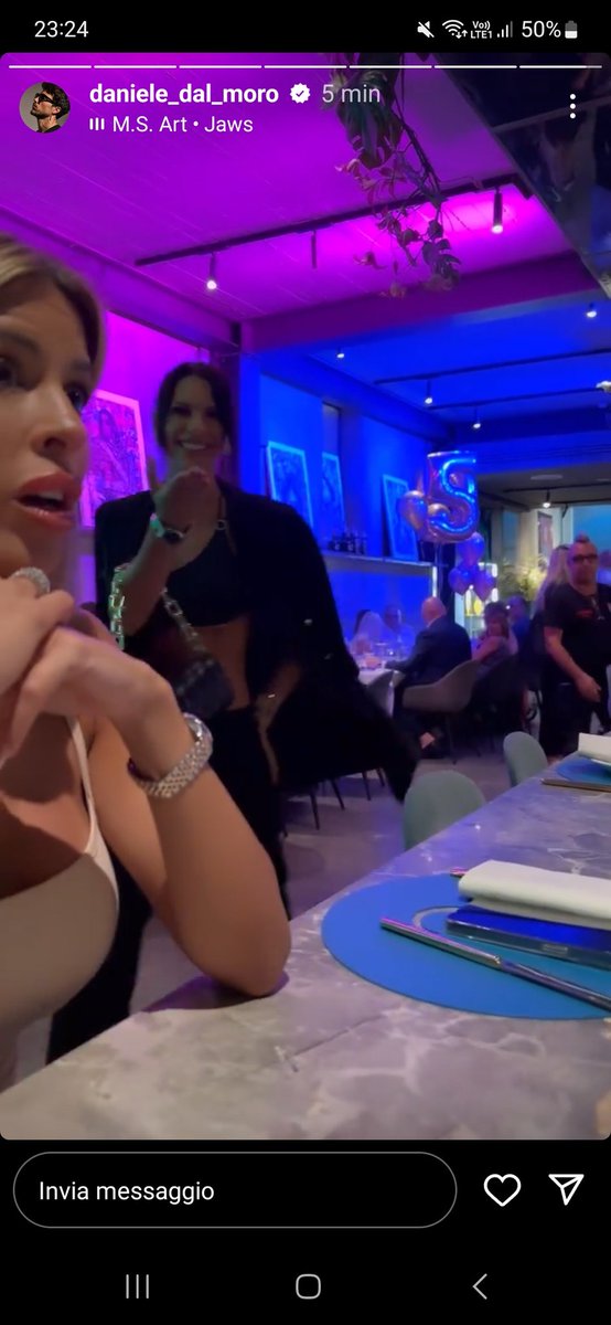 JTarlev's tweet photo. Antonella  entra nello stesso  ristorante  dove   si trovano Oriana ,Daniele  e Alberto   lei saluta  Dani e  Oriana  fa finta di nulla 🫣😆 la amo ancora di più 👑Lei sempre più  Reina👑❤️
#oriele #OrianaMarzoli https://t.co/4cZTIfikUt