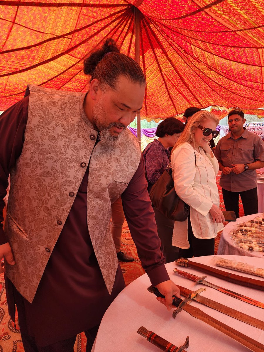 CoKnives's tweet photo. In Wazirabad, Consul General Makaneole visited the JW Knives Store and TEVTA Cutlery Service Centre -- impressive examples of Pakistan’s thriving cutlery industry and TEVTA’s role in equipping young people with the skills needed to succeed in the industry. https://t.co/cYwsyaYVWL